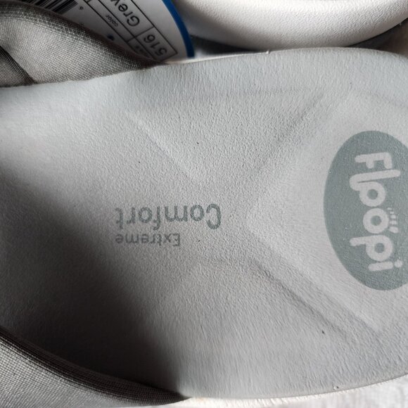 Elevate your summer footwear with these Floopi womens flip flops in white and gr - Picture 5 of 6